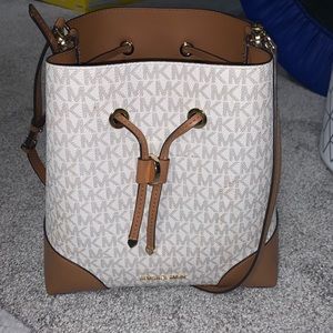 Michael Kors
Mercer Gallery Bucket  Shoulder Bag